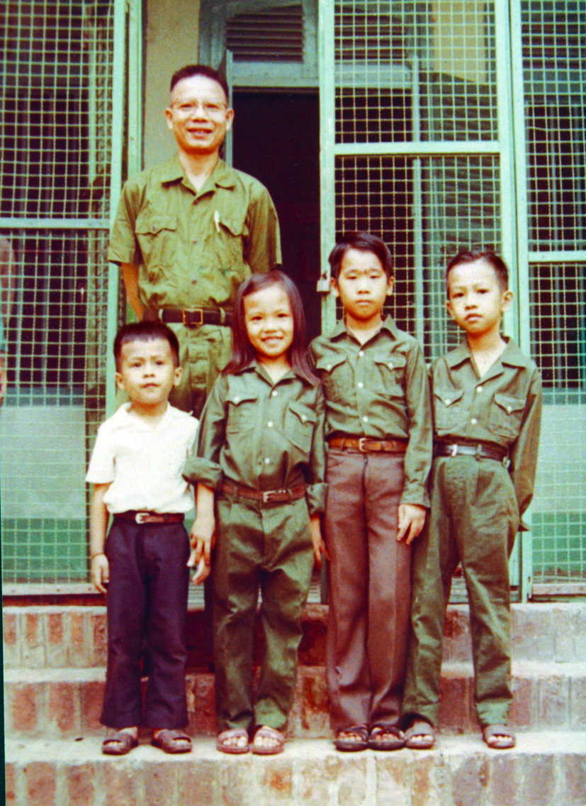 Ông Trần Vũ Bình (bìa phải) cùng ba - Anh hùng Lực lượng Vũ trang Nhân dân Trần Văn Lai - và các anh em sau ngày đất nước hoàn toàn giải phóng