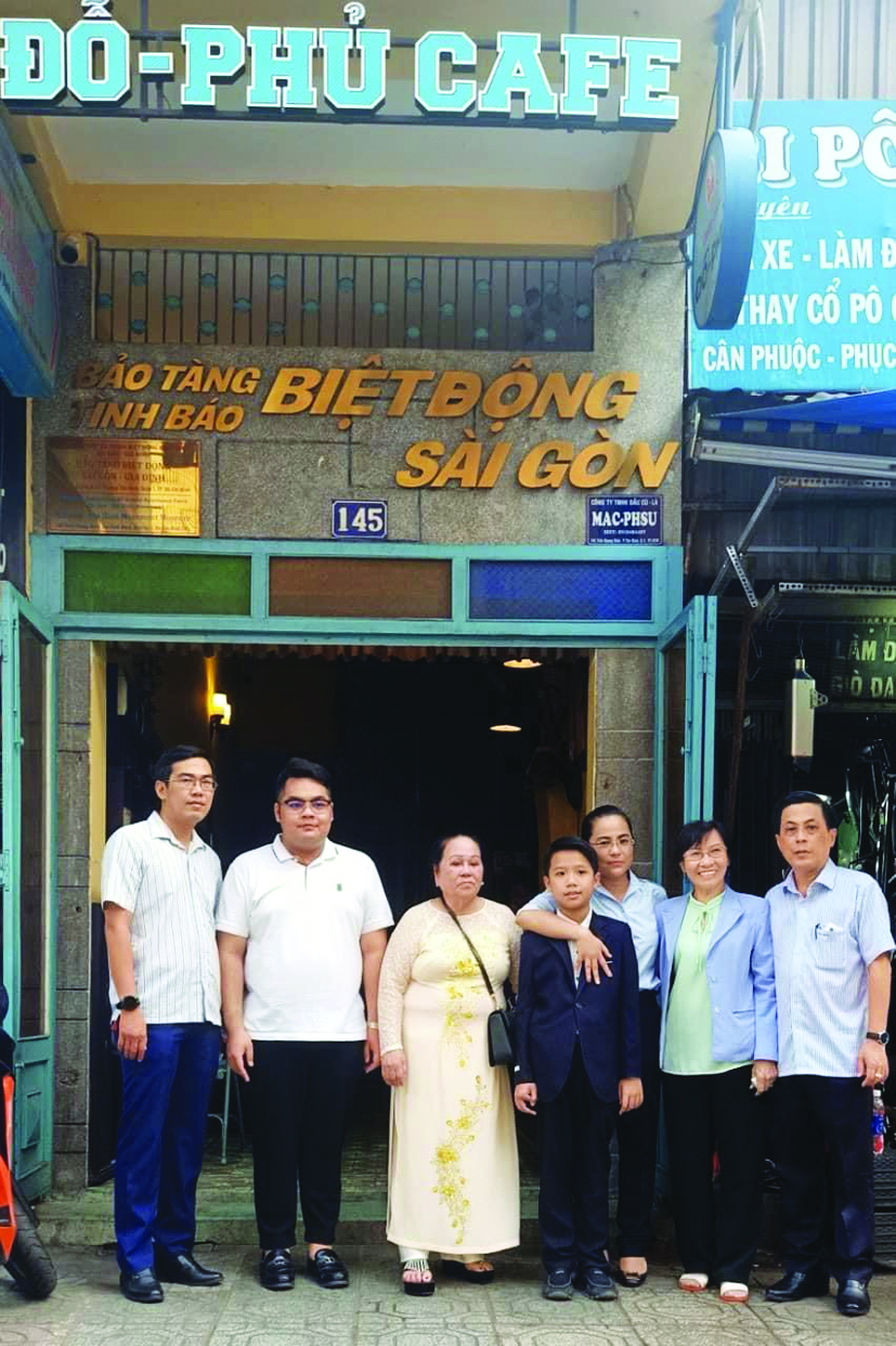 Ông Trần Vũ Bình (bìa phải) cùng gia đình chụp hình lưu niệm tại Bảo tàng Tình báo Biệt động Sài Gòn (145 Trần Quang Khải, phường Tân Định, TPHCM)