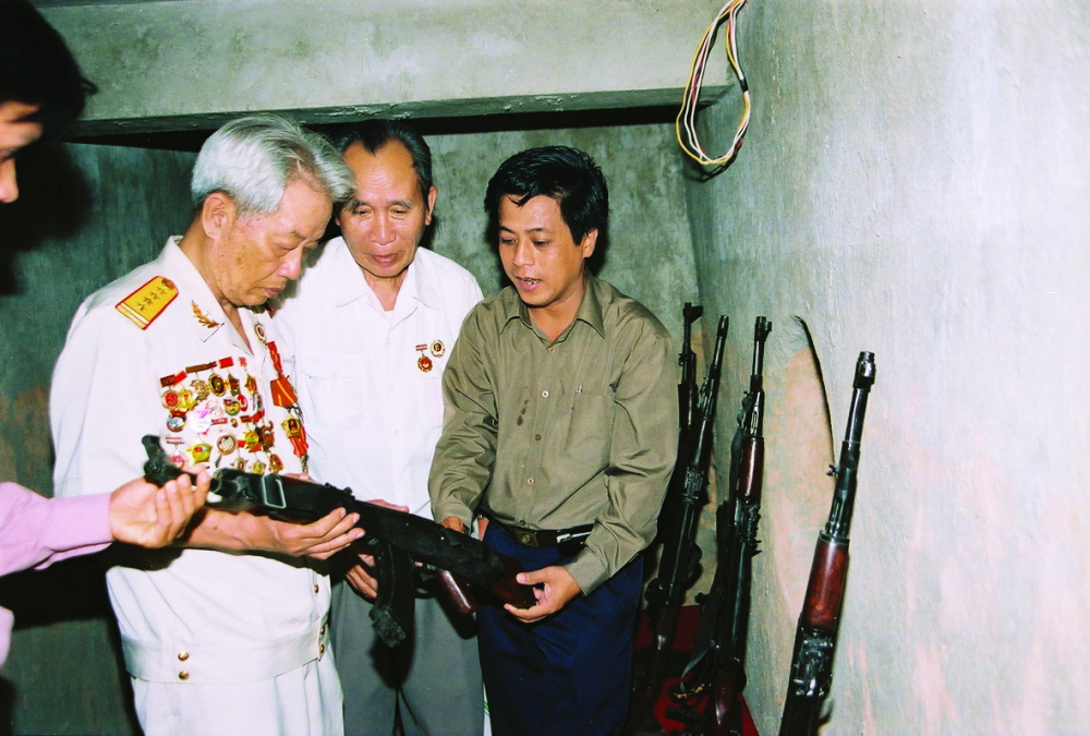 Ông Trần Vũ Bình giới thiệu các hiện vật, vũ khí dưới căn hầm bí mật (tại địa chỉ 287/70 Nguyễn Đình Chiểu, phường 5, quận 3, TPHCM)