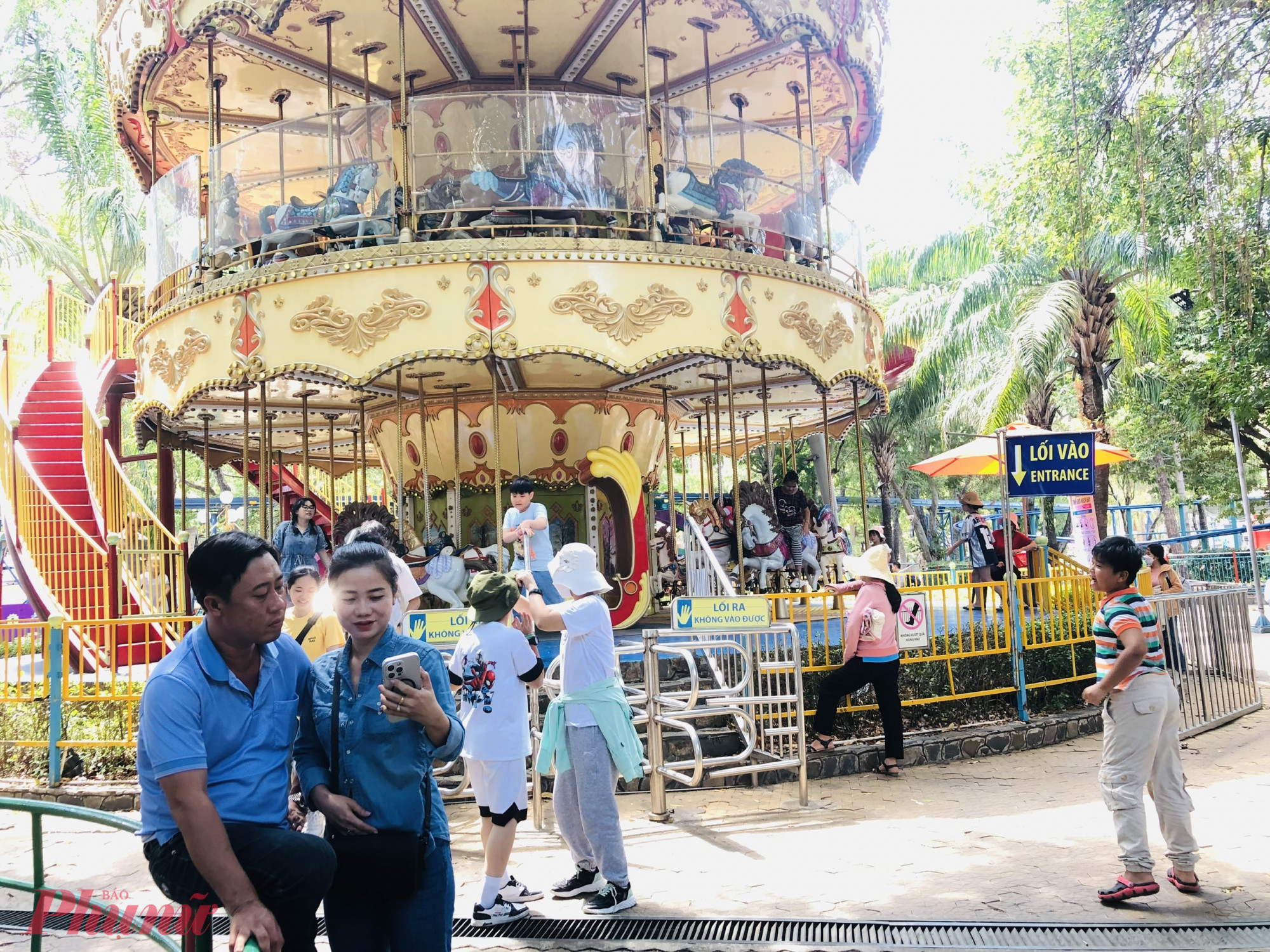 Khu trò chơi đu quay cỡi ngựa không chỉ thu hút trẻ nhỏ mà cả người lớn