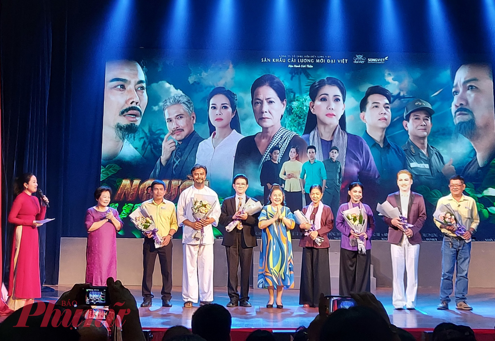 Sân khấu Đại Việt tặng hoa