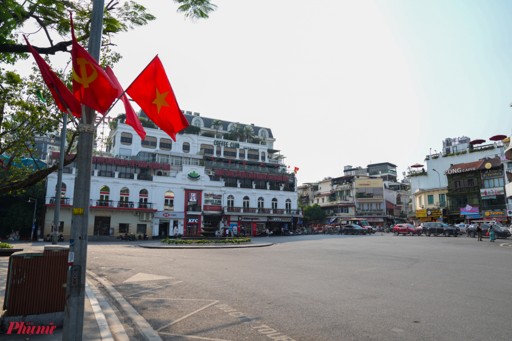 Khu vực quảng trường Đông Kinh Nghĩa Thục gần như không có người qua lại ở dưới đường.