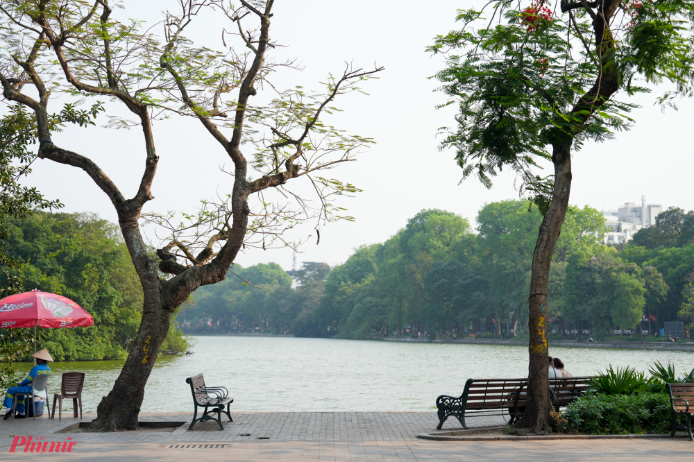 Hầu hết các băng ghế xung quanh hồ Gươm ít người sử dụng vào khung giờ ban ngày trước 16h.