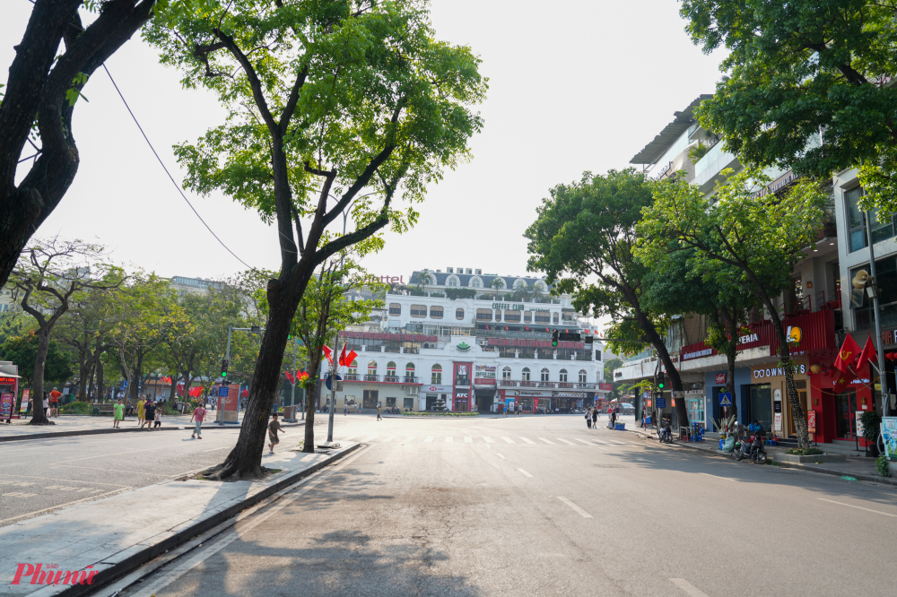 Bạn Thu Trang (Cầu Giấy, Hà Nội) chia sẻ: 'Cá nhân tôi thấy thiếu đi các sự kiện cũng khiến phố đi bộ kém vui và kém thu hút hơn. Nếu có các sự kiện thì chắc chắn sẽ không đến mức ảm đạm, vắng vẻ thế này'.