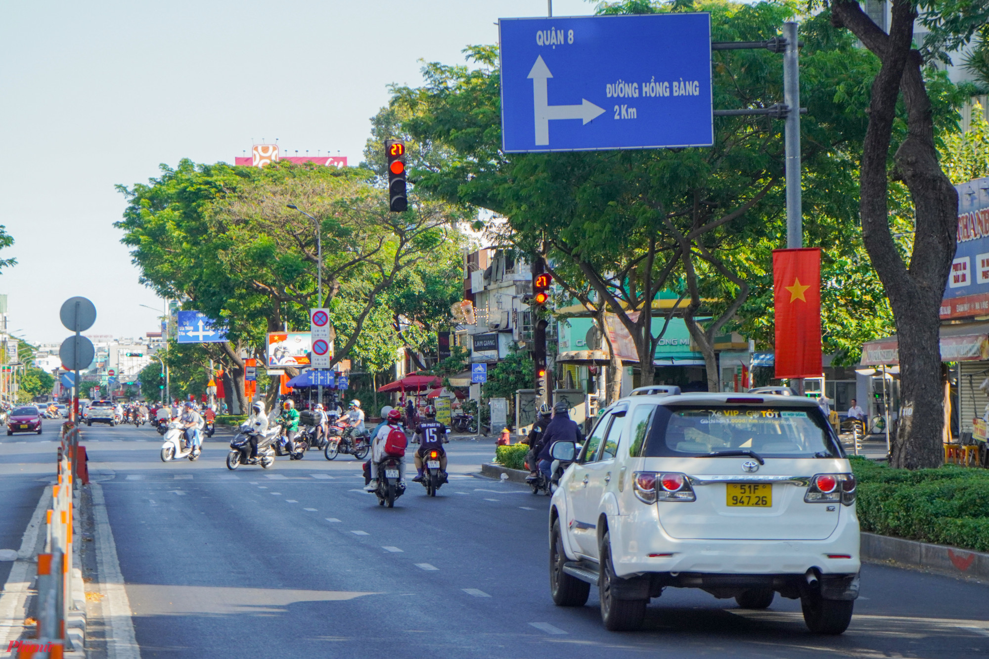 Ghi nhận tại tuyến đường Nguyễn Văn Cừ (quận 5), nhiều lá cờ được treo dọc hai bên đường trải dài từ khu vực Vòng xoay Ngã 6 Cộng Hòa đến ngã tư Trần Hưng Đạo.