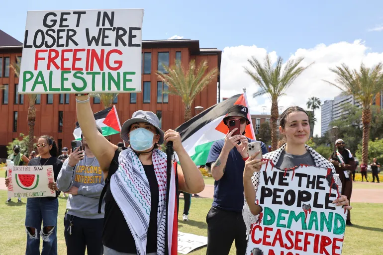 Sinh viên tập trung biểu tình ủng hộ người Palestine tại Đại học Bang Arizona ở thành phối Tempe, bang Arizona - Ảnh: Liliana Salgado/Reuters