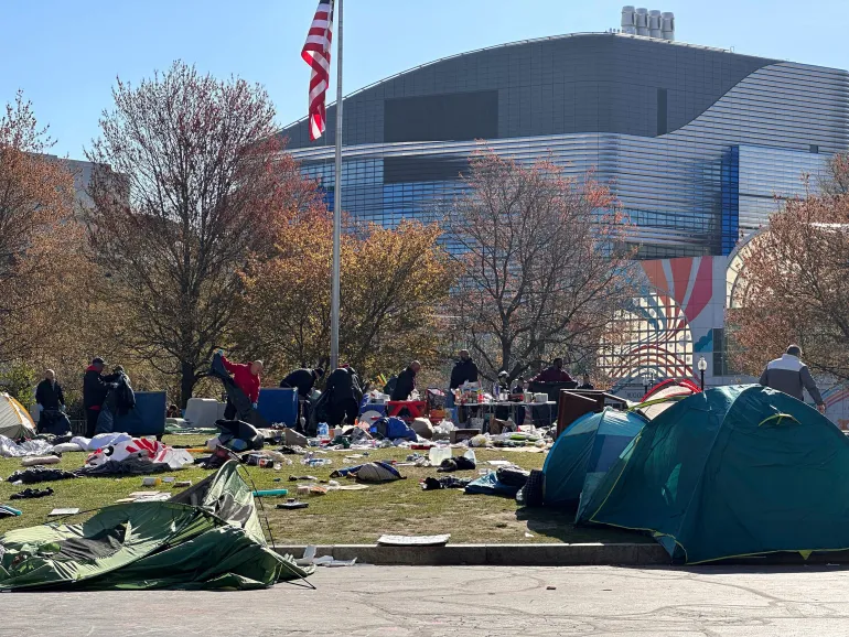 Cảnh sát dọn dẹp khu cắm trại của người biểu tình trong khuôn viên Đại học Đông Bắc ở Boston - Ảnh: Michael Casey / AP