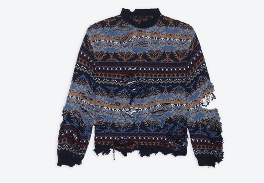 Mẫu chiếc áo len rách như bị chuột gặm nhấm mang phong cách ''cái bang'' có giá 1.450 USD (khoảng 35 triệu đồng).