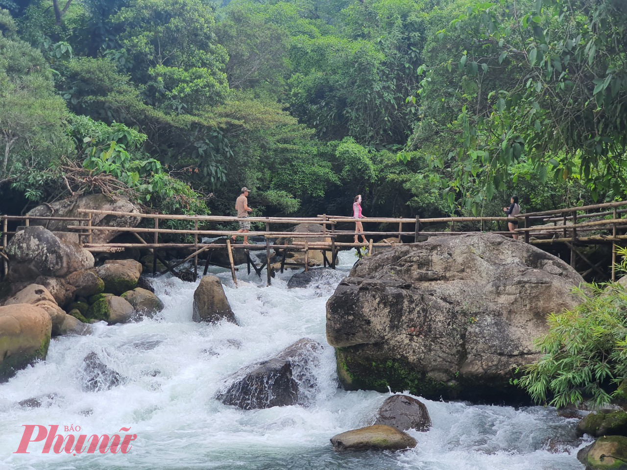 Nước Mọoc mới đầu nghe ai cũng tò mò. Nhìn từ xa, những dòng nước xanh trong màu ngọc bích quấn quýt, đan xen, lung linh, huyền ảo. Nước luồn qua các khe đá, tung bọt trắng xóa rồi đổ xuống mặt suối hiền hòa bên dưới, tạo nên cảnh sắc vừa huyền ảo lại vừa thơ mộng.