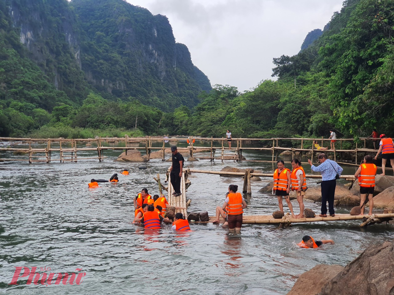 Với tiềm năng đa dạng sinh học và giá trị môi trường rừng đã được khẳng định, suối nước Moọc là nơi để du khách có cơ hội tích lũy cho mình hàng trăm kiến thức thực tế về sinh học, địa lý.