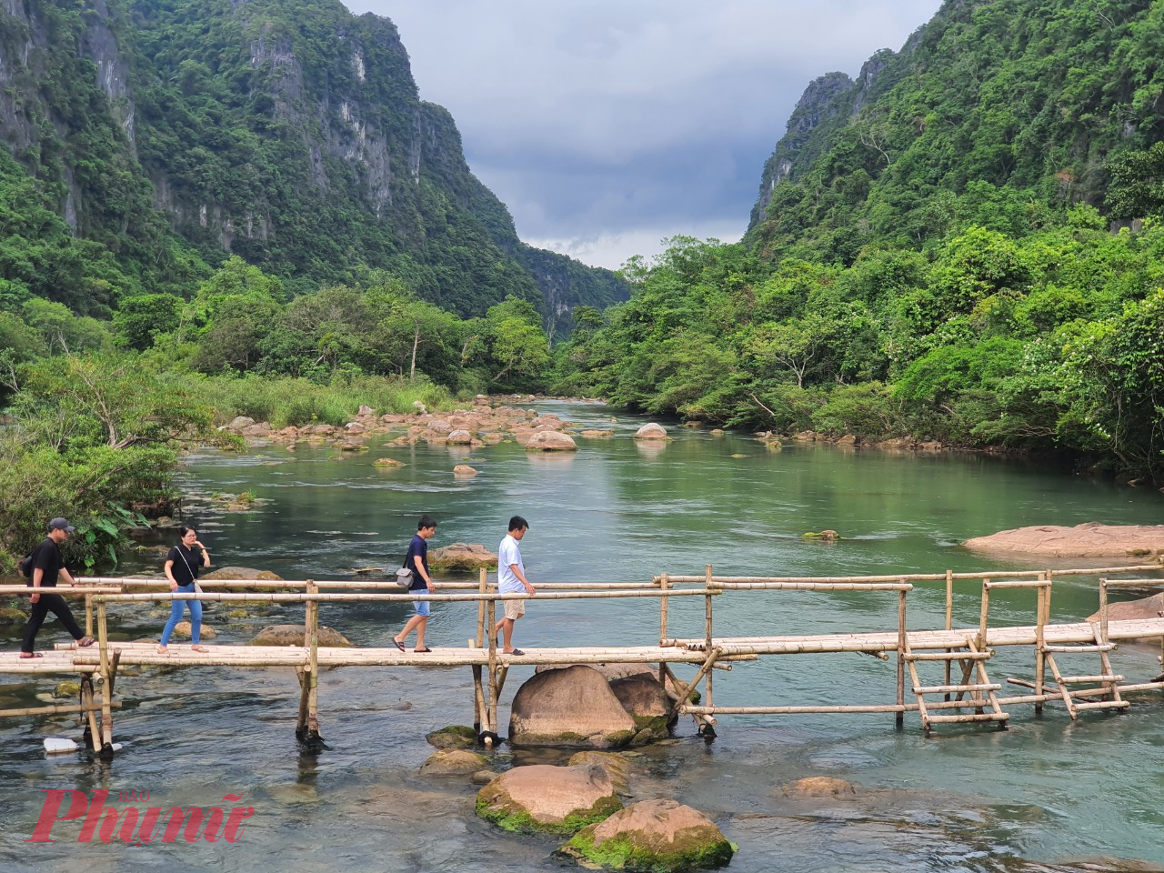 Suối nước Moọc nằm trên nhánh Tây của đường Hồ Chí Minh, cách Phong Nha khoảng 30 km, gần động Thiên Đường; cách thành phố Đồng Hới (Quảng Bình) khoảng 70km về hướng Tây Bắc.