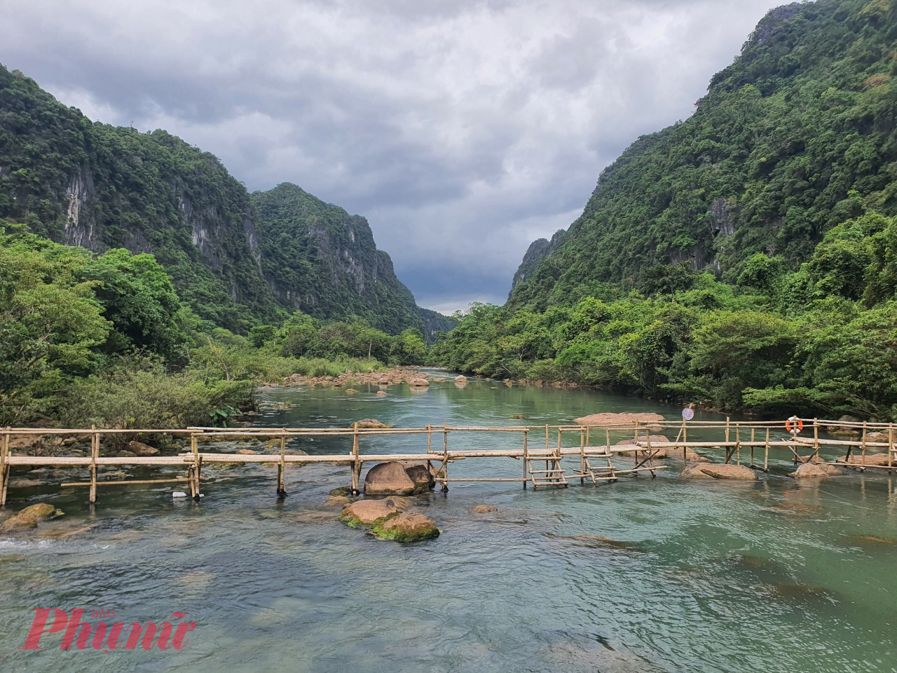 Giữa mùa nắng cháy, các con đường mòn ở đây rợp bóng cây xanh. Ven đường, những hàng cây rì rào theo bản hòa ca của những ngọn gió ham chơi, thả hồn mình theo tiếng gió thổi vi vu, tiếng suối róc rách, bạn sẽ thấy tâm hồn yên bình hơn bao giờ hết.