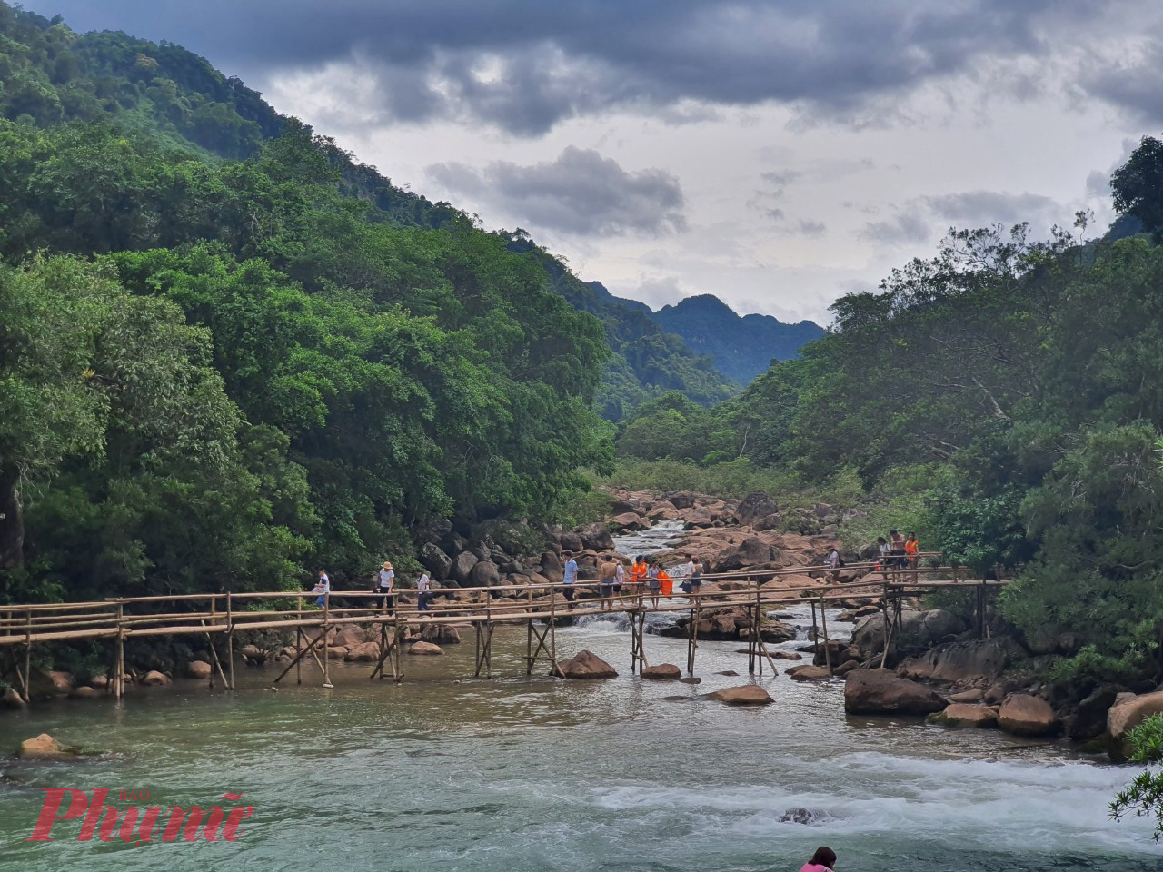 Những chiếc cầu tre xinh xắn, mảnh mai soi mình xuống dòng nước uốn lượn. Những tia nắng nhảy nhót đùa vui cùng làn nước xanh biếc, một bên là những vách núi hùng vĩ, bên kia là rừng rậm, khung cảnh mộng mơ khó tả.