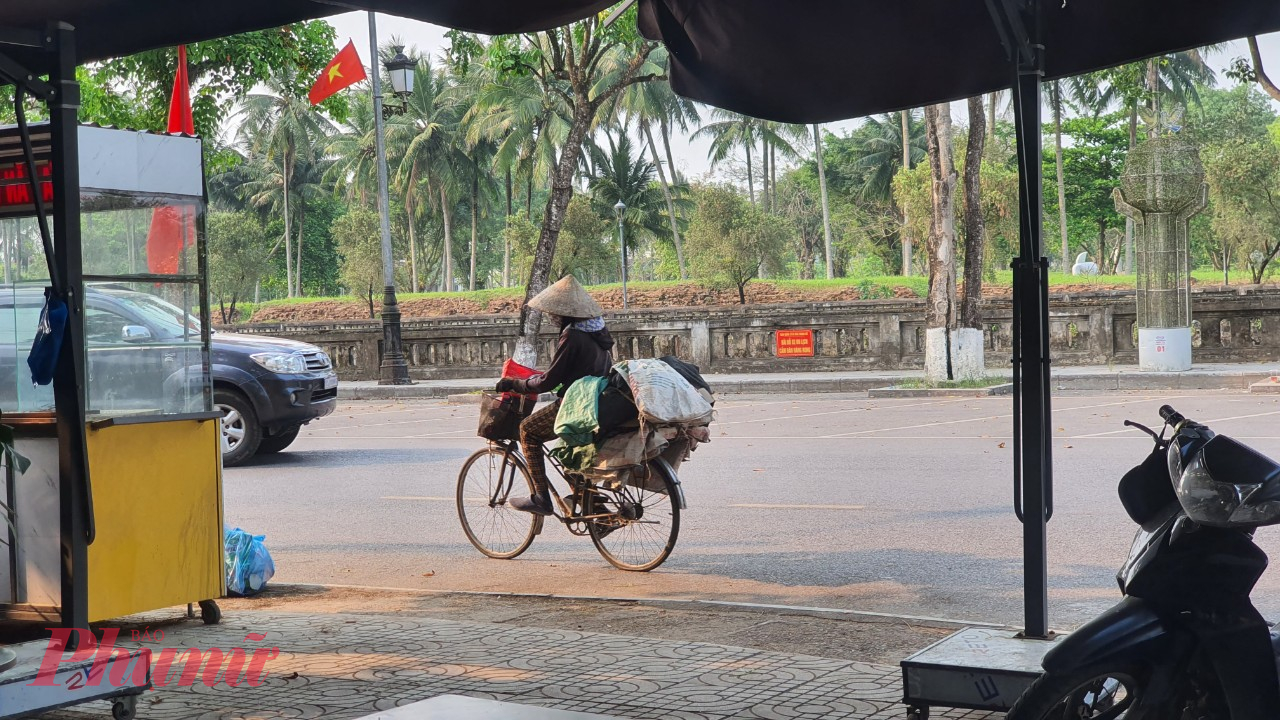 Nhiệt độ ghi nhận vào buổi trưa cao đến 43 độ C, tuy nhiên thực tế có thể cao hơn.