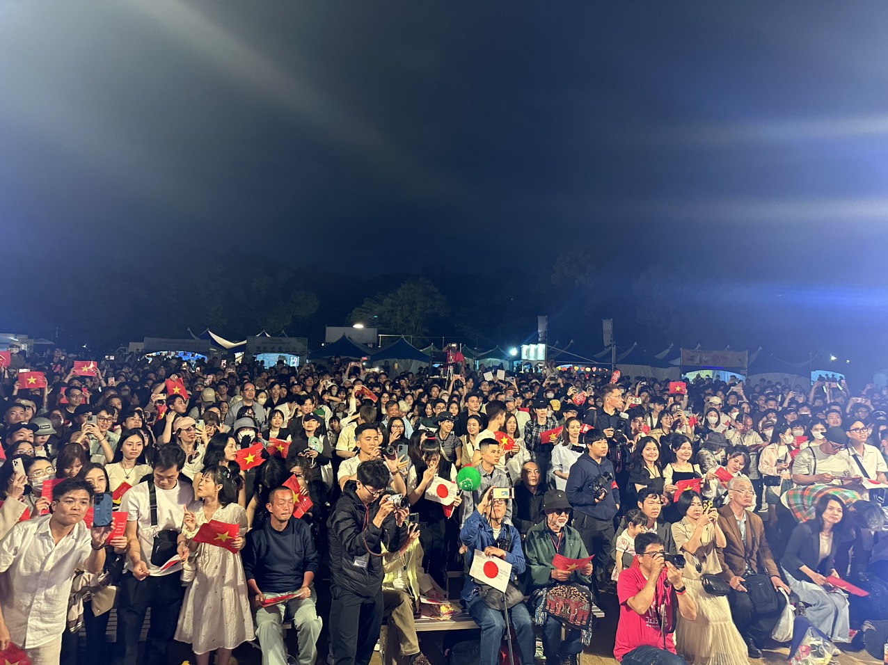 Đông đảo nhân dân và du khách tại Nhật Bản thích thú tham gia sự kiện