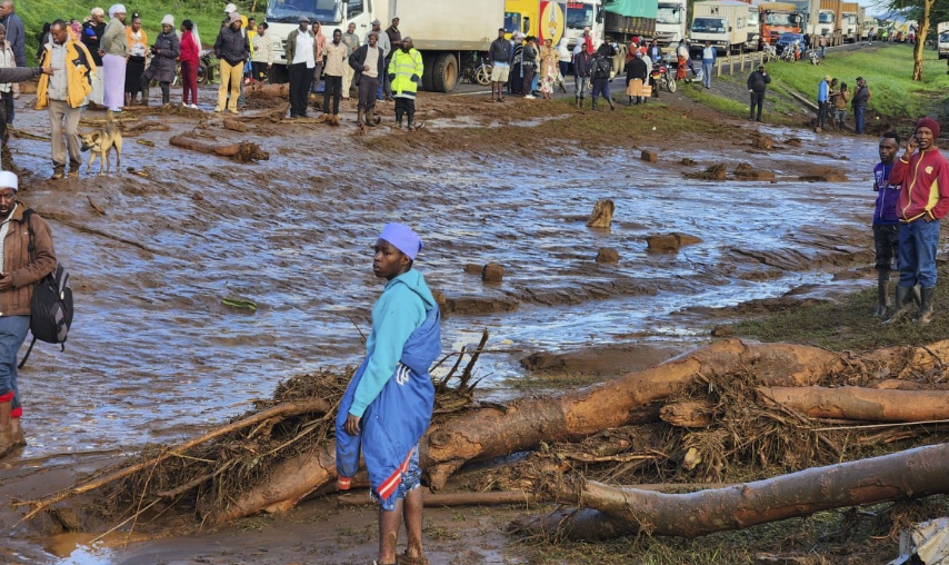 Người dân tụ tập trên đường chính sau vụ vỡ đập ở làng Kamuchiri Mai Mahiu, hạt Nakuru, Kenya hôm thứ Hai. Ảnh: AP