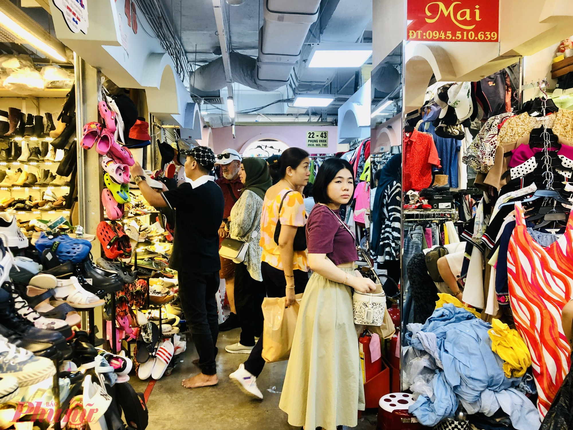Chị Hà Kiều - chủ một sạp kinh doanh mặt hàng túi xách, giày dép tại Taka - cho biết, 