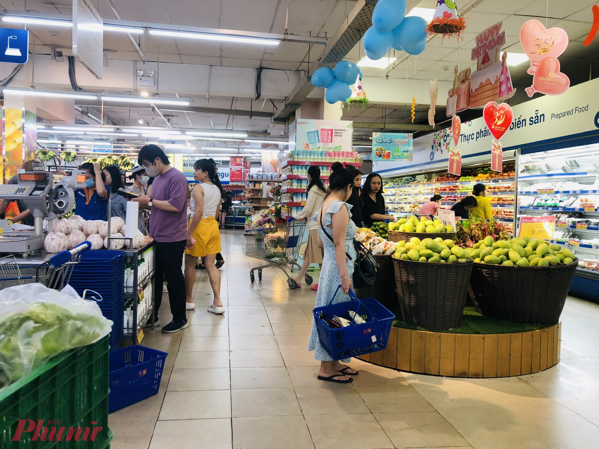 Tại Co.op Mart Cống Quỳnh (quận 1, TPHCM), lượng khách đến mua sắm vào buổi chiều tối có đông hơn ban ngày nhưng so với các dịp lễ trước thì không quá đông
