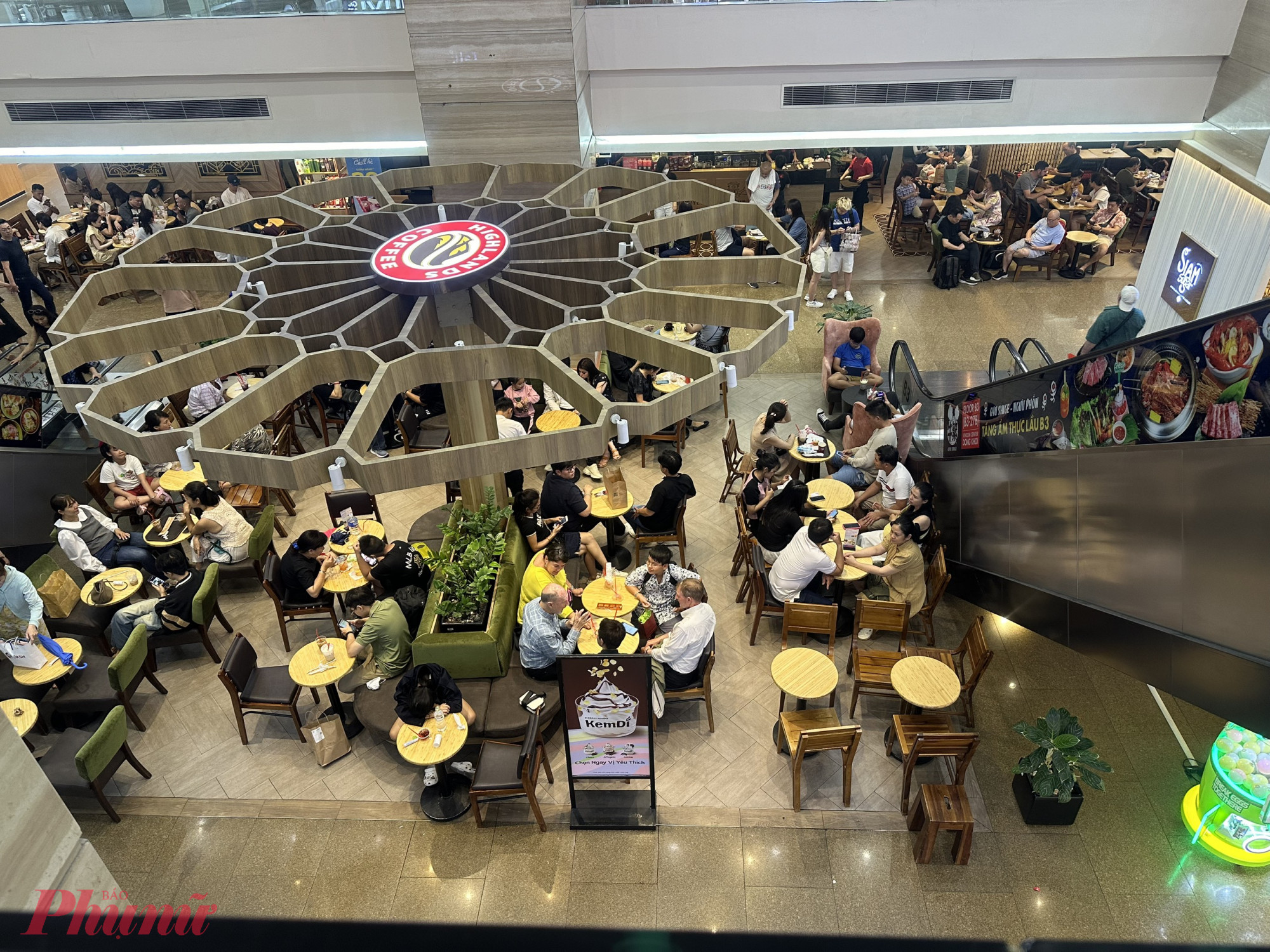 Hùng Vương Plaza (quận 5, TPHCM) cũng khá vắng khách đến tham quan mua sắm, khách chủ yếu tập trung 