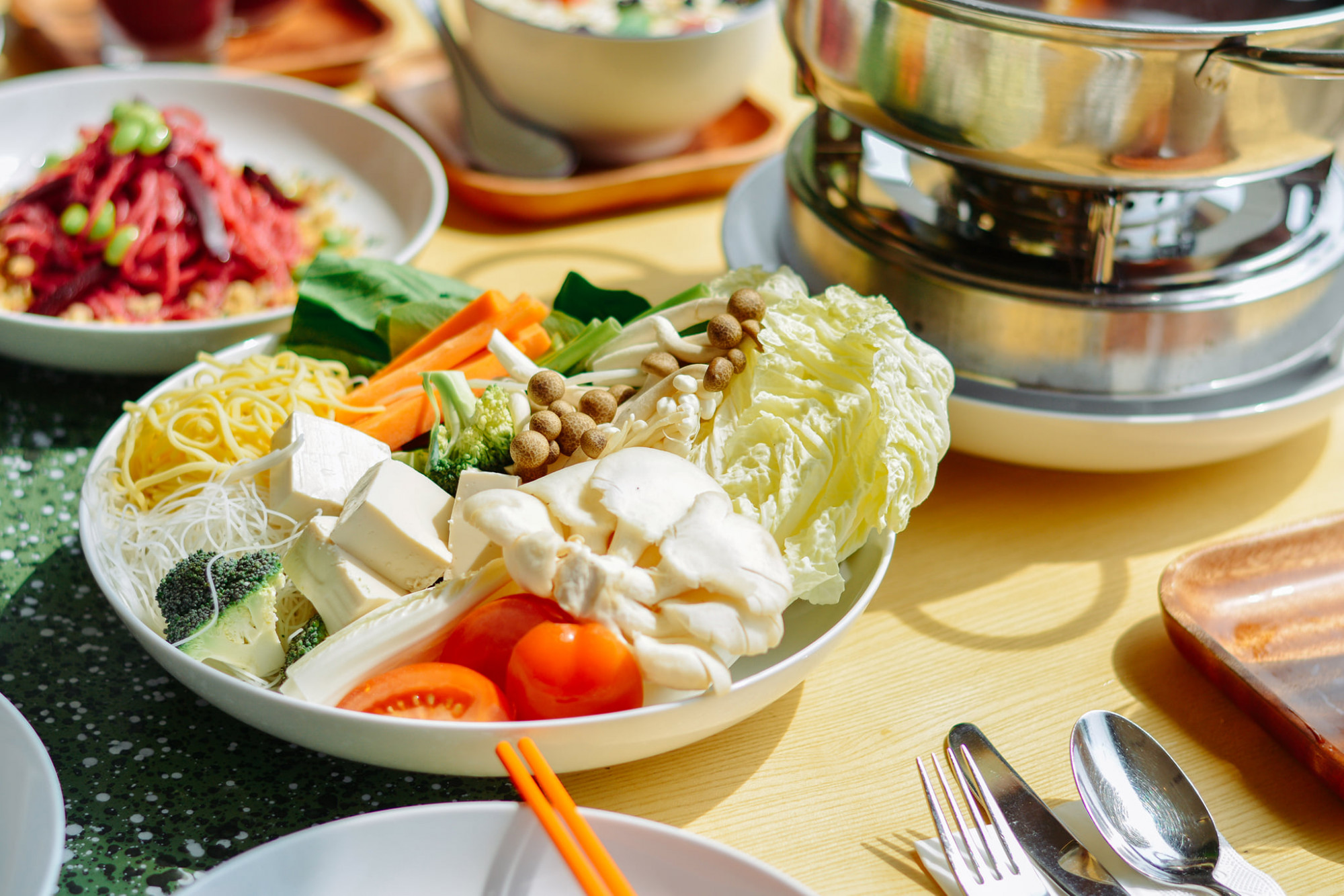 Không chỉ có các món nước như phở, lẩu nắm, mà Veganizta còn có cả các món Brunch, đồ Âu kết hợp với các loại gia vị lạ miệng và khá thú vị. Ngoài việc được nuông chiều về mặt vị giác, Veganizta còn làm tốt luôn cả phần nhìn - hình thức trình bày các món