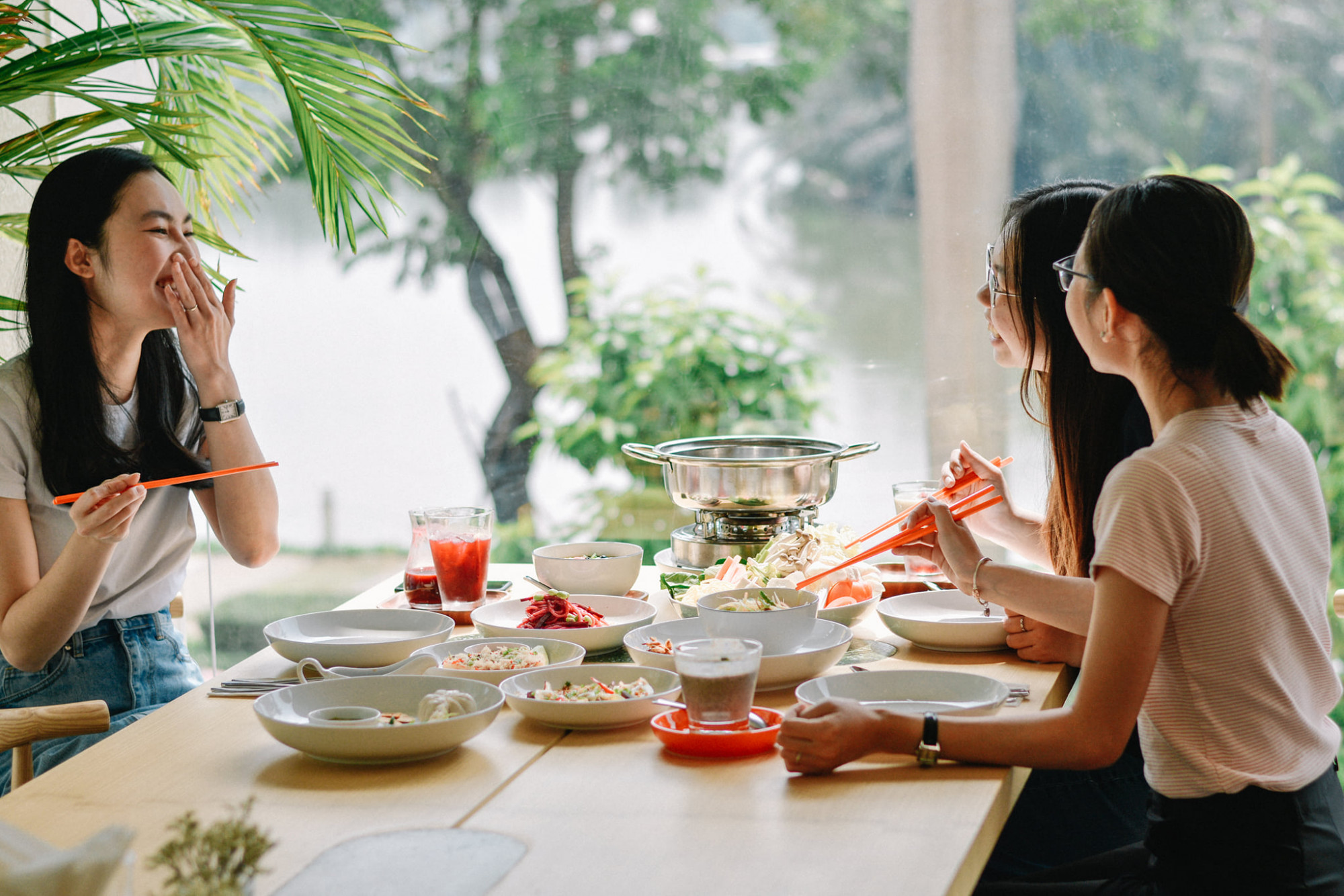 Các món ăn tại Veganizta gây ấn tượng bởi màu sắc phong phú, hoàn toàn tự nhiên được sáng tạo từ rất nhiều loại thực vật quen thuộc như hạt điều, củ dền, ngò, cà chua… House Made Veganizta Mozzarella Salad với phô mai chay hữu cơ chiết xuất hạt điều là một trong những món best seller của quán.  