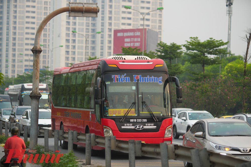 Ùn tắc kéo dài, nhiều phương tiện bất chấp đi vào trong làn khẩn cấp.