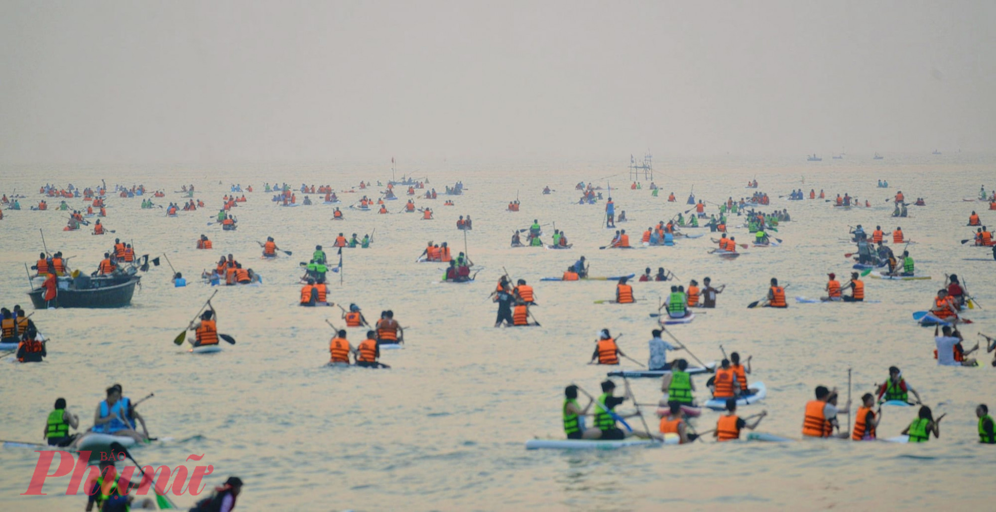 Ngoài ra, rất nhiều dịch vụ được triển khai. Trong ảnh là cảnh hàng ngàn người bơi thuyền sup ngắm biển Đà Nẵng sáng 30/4.