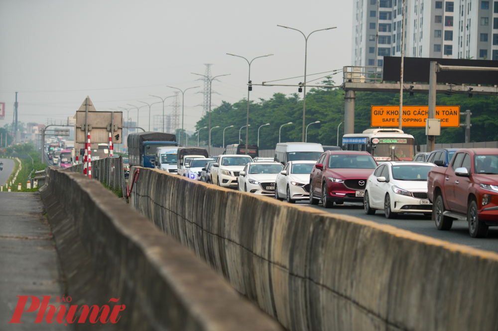 Theo ghi nhận, dòng phương tiện bắt đầu đông đúc từ sau 15h chiều. 