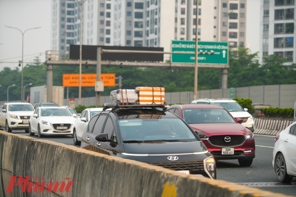 Trong chiều 30/4, các phương tiện di chuyển vào trung tâm Hà Nội chủ yếu là xe cá nhân.