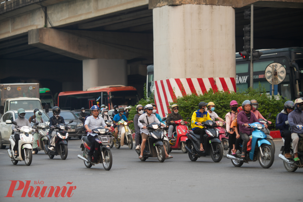 Dự báo trong hôm nay và ngày mai (1.5), tình hình giao thông tiếp tục nóng lên ở các tuyến cửa ngõ dẫn vào Hà Nội. 