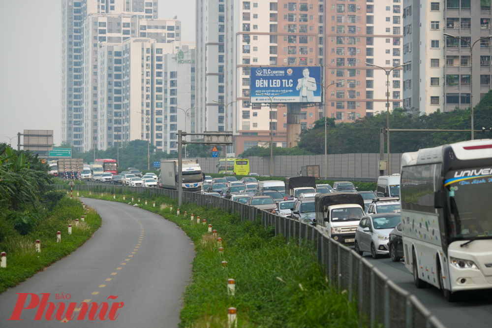 khoảng 17h, lượng phương tiện vẫn dồn về rất đông trên cao tốc Pháp Vân - Cầu Giẽ hướng về trung tâm Hà Nội. Hàng dài ôtô tiếp tục mắc kẹt khi hướng về phía Vành đai 3.