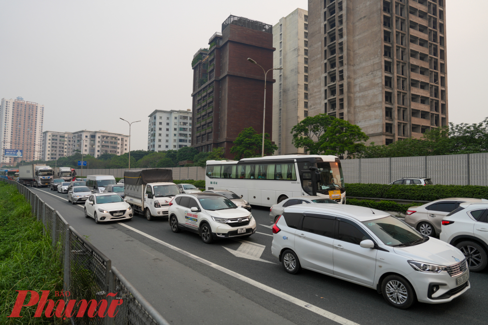 Chiều ngày 30.4, rất đông người từ các tỉnh, thành phố đổ về Thủ đô dù còn một ngày nữa mới kết thúc kỳ nghỉ. 