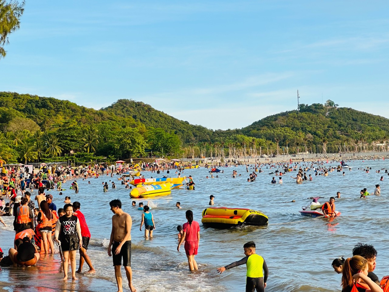 Rất đông du khách tắm biển ở Mũi Nai - Hà Tiên