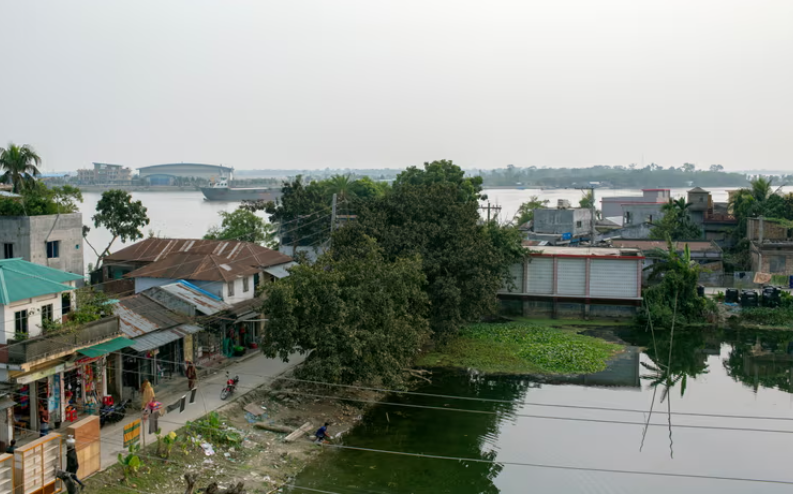 Mục đích của Beds là tạo cơ hội việc làm cho các cộng đồng dễ bị tổn thương sống xung quanh Sundarbans, bao gồm cả những góa phụ hổ, đồng thời bảo vệ môi trường. Rahman cho biết: “Sứ mệnh của chúng tôi luôn là thúc đẩy sự cân bằng sinh thái và tạo ra sự hòa hợp giữa con người và môi trường của họ”.Ông nói thêm: “Thiên nhiên luôn chu cấp cho những người có ít. “Nhưng người dân ở đây không có gì cả nên họ khai thác quá mức những gì có thể, gây áp lực lên toàn bộ hệ sinh thái.”  Để giảm sự phụ thuộc vào tài nguyên rừng, tổ chức phi lợi nhuận đã giúp thành lập hai hợp tác xã sử dụng phụ nữ địa phương, trong đó có góa phụ hổ, những người được dạy cách thu hoạch mật ong và cây trồng một cách có trách nhiệm để sản xuất các lâm sản ngoài gỗ bền vững, bao gồm nước trái cây, xoài ngâm. và các nghề thủ công truyền thống.  Phụ nữ thu thập nguyên liệu thô từ các khu vực cộng đồng chứ không phải từ rừng và tham gia vào toàn bộ quá trình, từ thu hái, chế biến đến đóng gói và dán nhãn.  Rahman cho biết: “Chúng tôi cũng giúp họ tiếp thị và bán sản phẩm với mức giá hợp lý hơn”. Những người phụ nữ này kiếm được khoảng 25.000 taka mỗi tháng và sáng kiến ​​này đã giúp ích cho hơn 300 hộ gia đình cho đến nay.Nhiều góa phụ hổ hiện đang kiếm sống và thường xuyên đến thăm nhau, chia sẻ bữa ăn và thay phiên nhau chăm sóc con cái khi một trong số chúng phải làm việc.  Bibi nói: “Xã hội sẽ luôn tìm cách đổ lỗi cho phụ nữ”, nhìn ra vùng Sundarbans rộng lớn bên ngoài hiên nhỏ của cô. “Cuộc sống ở đây đã đủ khó khăn rồi, chúng ta không cần phải gánh nặng thêm nữa.”