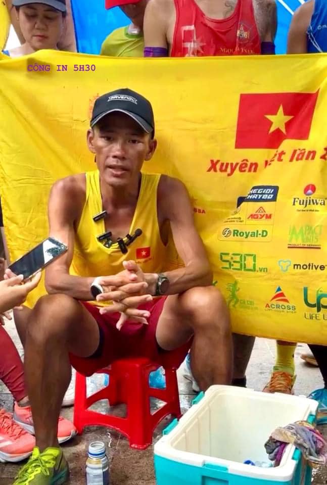Dù được gọi là di nhân trên đường chạy nhưng Nguyễn Văn Long thường ơi nước mắt khi cảm ơn sự ủng hộ nhiệt tình của cộng đồng chạy chạy trên khắp cả nướ