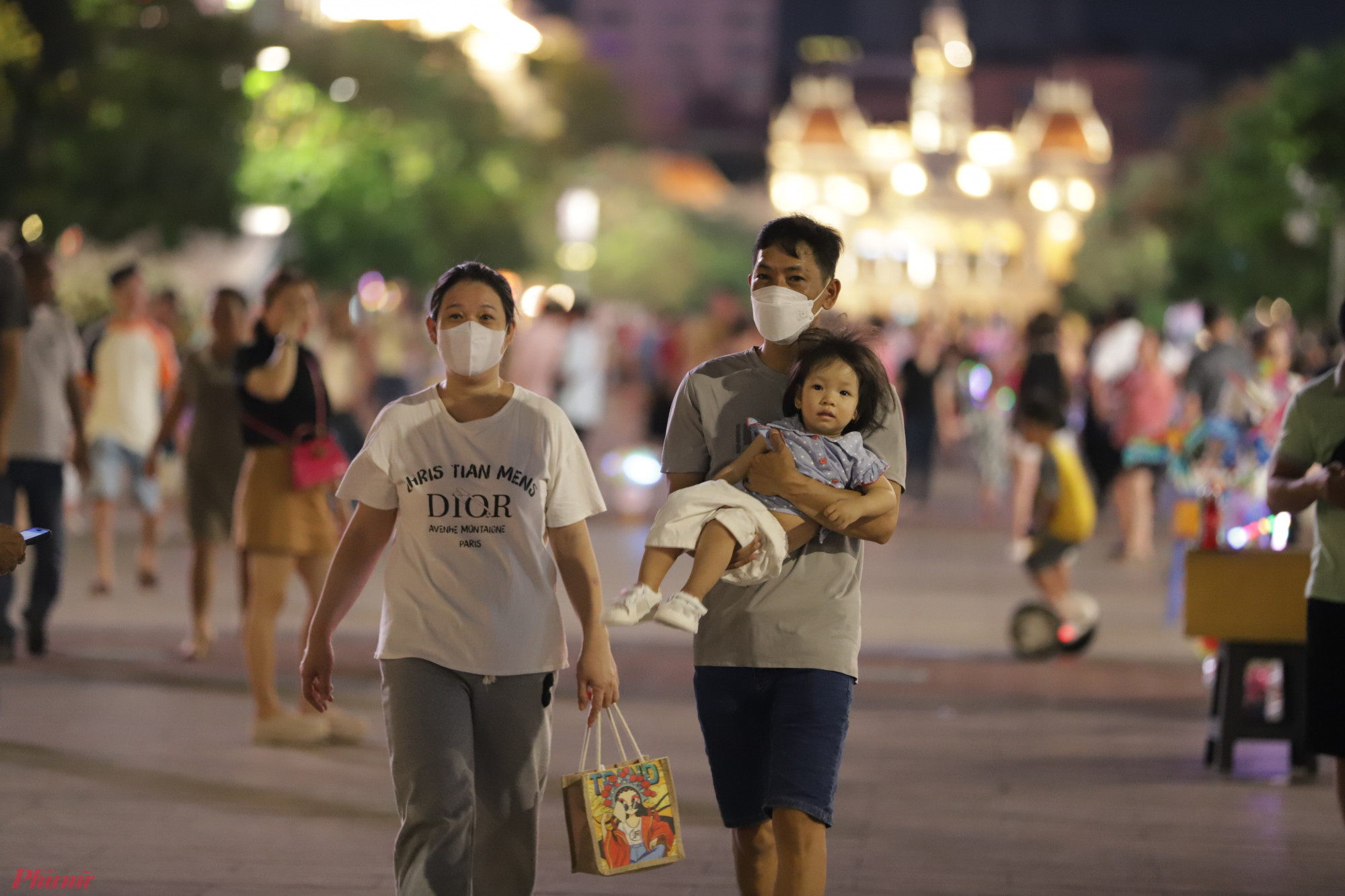 Khoảng hơn 7g tối, khu vực phố đi bộ Nguyễn Huệ đã bắt đầu nhộn nhịp, nhiều gia đình cùng nhau dạo phố vui chơi trong ngày lễ.