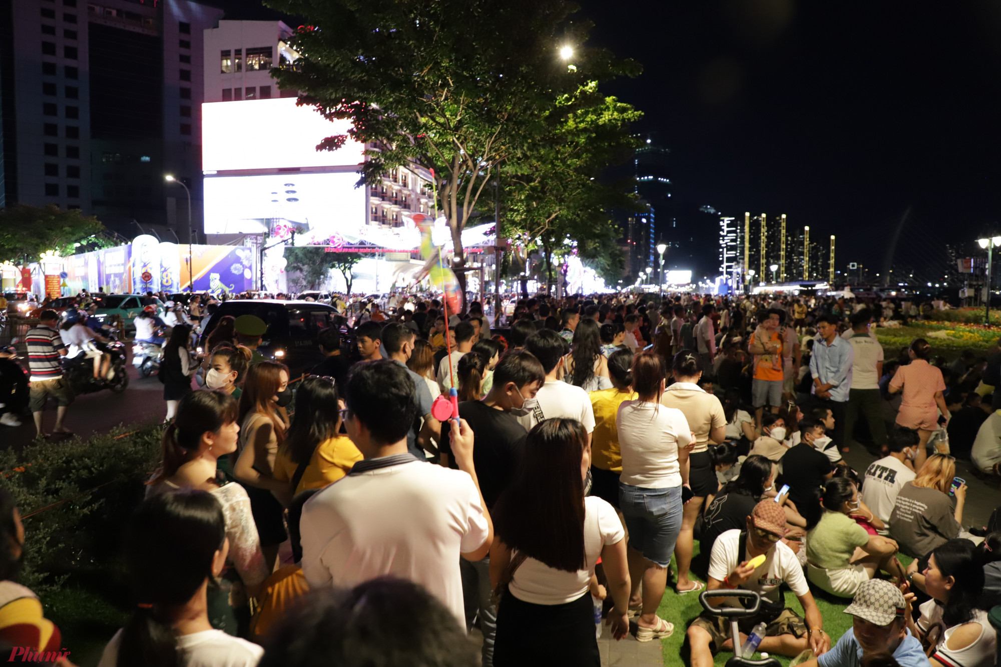 Tối 30/4, hàng ngàn người tập trung về trung tâm TPHCM để vui chơi, chờ bắn pháo hoa.