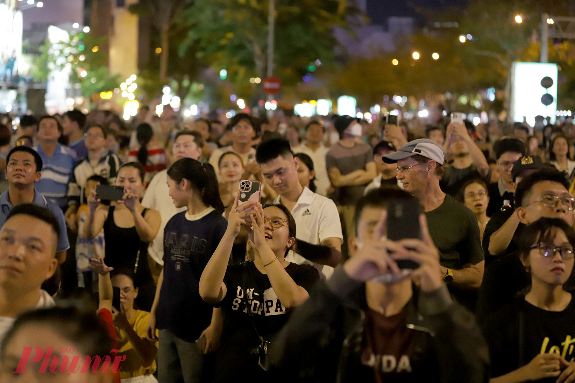 Tối 30/4, tại khu vực trung tâm TPHCM diễn ra nhiều hoạt động sôi nổi chào mừng ngày lễ, trong đó người dân háo hức chờ đợi màn bắn pháo hoa ở trên sông Sài Gòn.