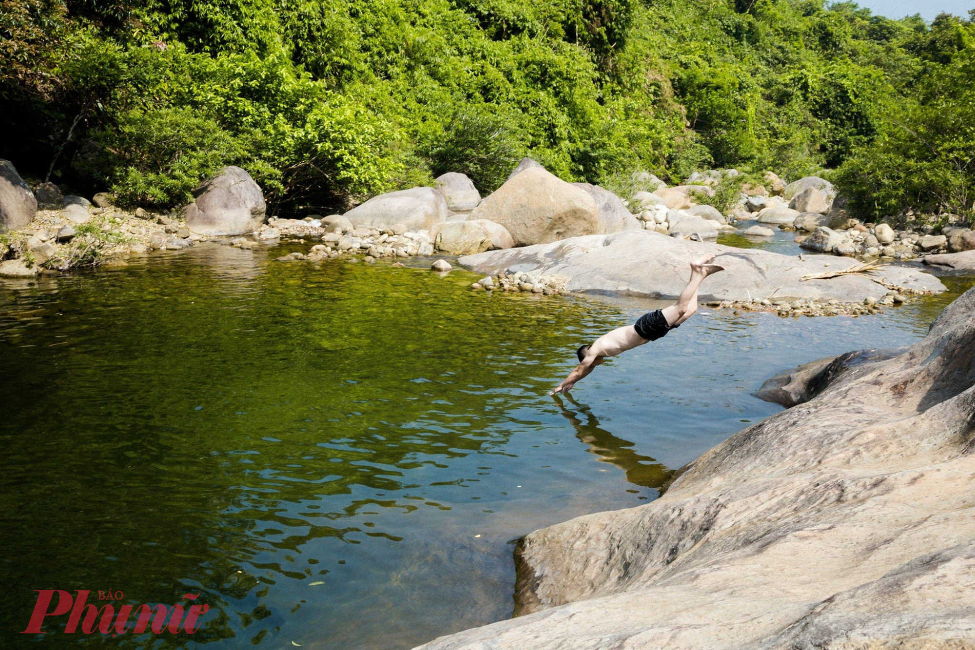  Bạn có thể ngồi thiền một chút, rồi ngắm cây cầu, ngắm đoàn tàu chạy trên những vòm cầu cổ tích rồi câu cá, tắm suối, hạ trại nghỉ ngơi bên những tảng đá lớn dưới vòm cây dại có nước róc rách đêm ngày.