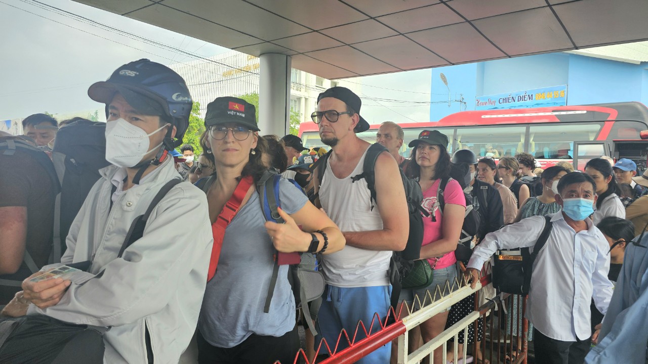 Do vé máy bay ra Phú Quốc còn khá cao, nên nhiều du khách trong và ngoài nước chọn phương tiện tàu cao tốc để ra Phú Quốc nhằm giảm chi phí