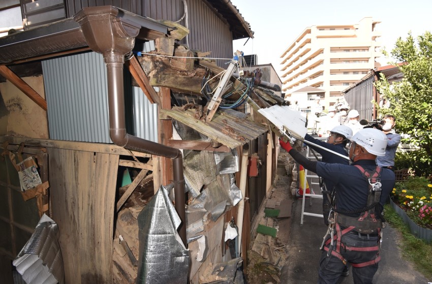 Một ngôi nhà cũ bỏ trống từ lâu bị phá bỏ ở Kurashiki, tỉnh Okama - Ảnh: Kyodo