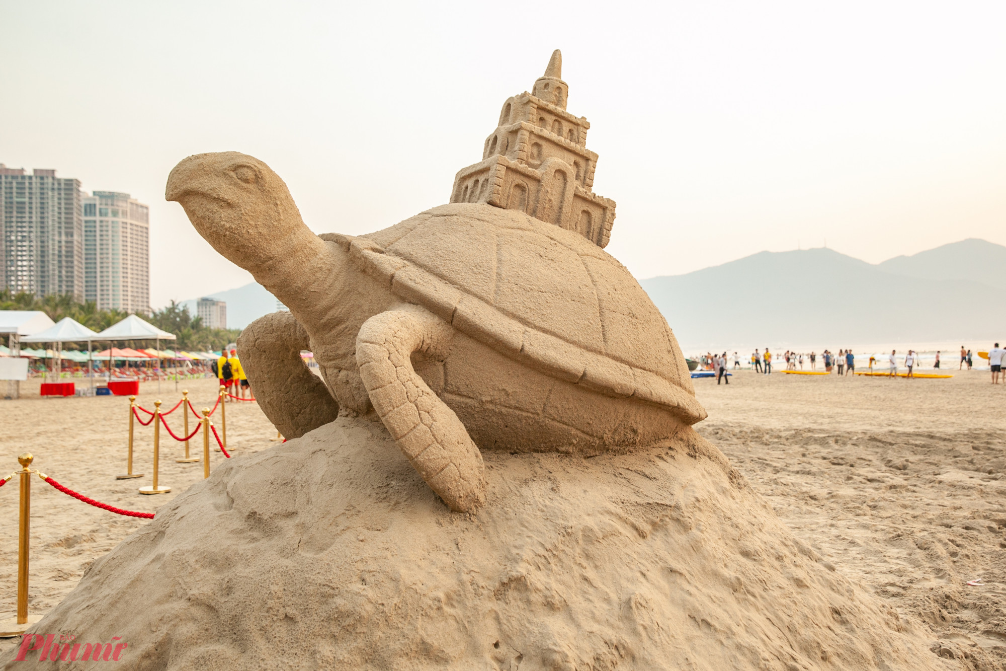 Nhiều mô hình bằng cát được ban tổ chức dựng lên nhằm phục vụ nhu cầu chụp ảnh của du khách