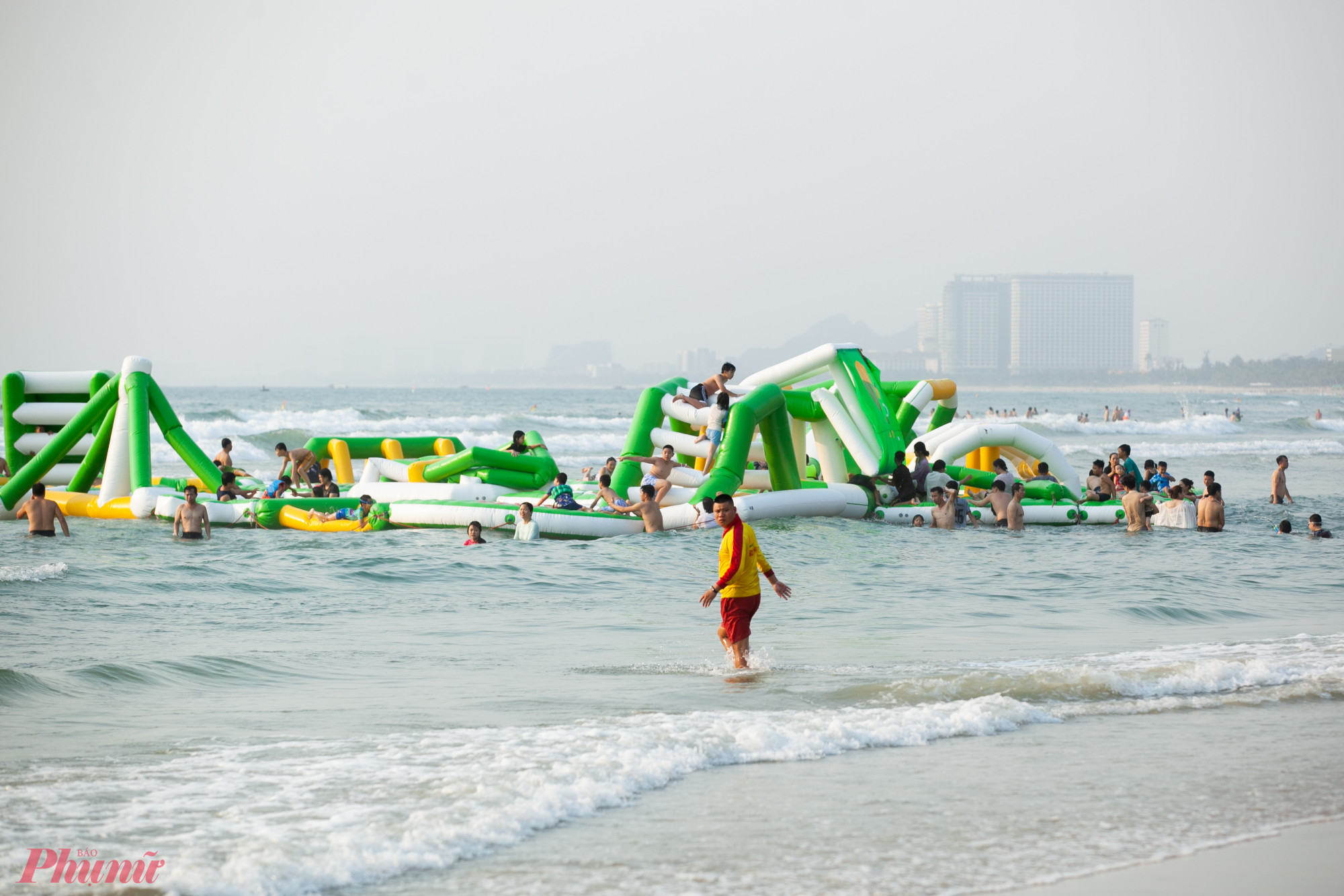 Các hoạt động ở bãi biển Đà Nẵng cũng được tổ chức rất quy củ với lực lượng cứu hộ túc trực thường xuyên