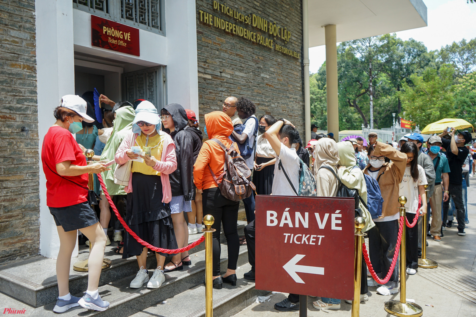 Ghi nhận của Báo Phụ Nữ TPHCM vào lúc 12h trưa ngày 30/4 tại khu vực quầy bán vé của Dinh Thống Nhất đã có rất đông người dân đứng xếp hàng dài để chờ đến lượt mua vé vào tham quan.
