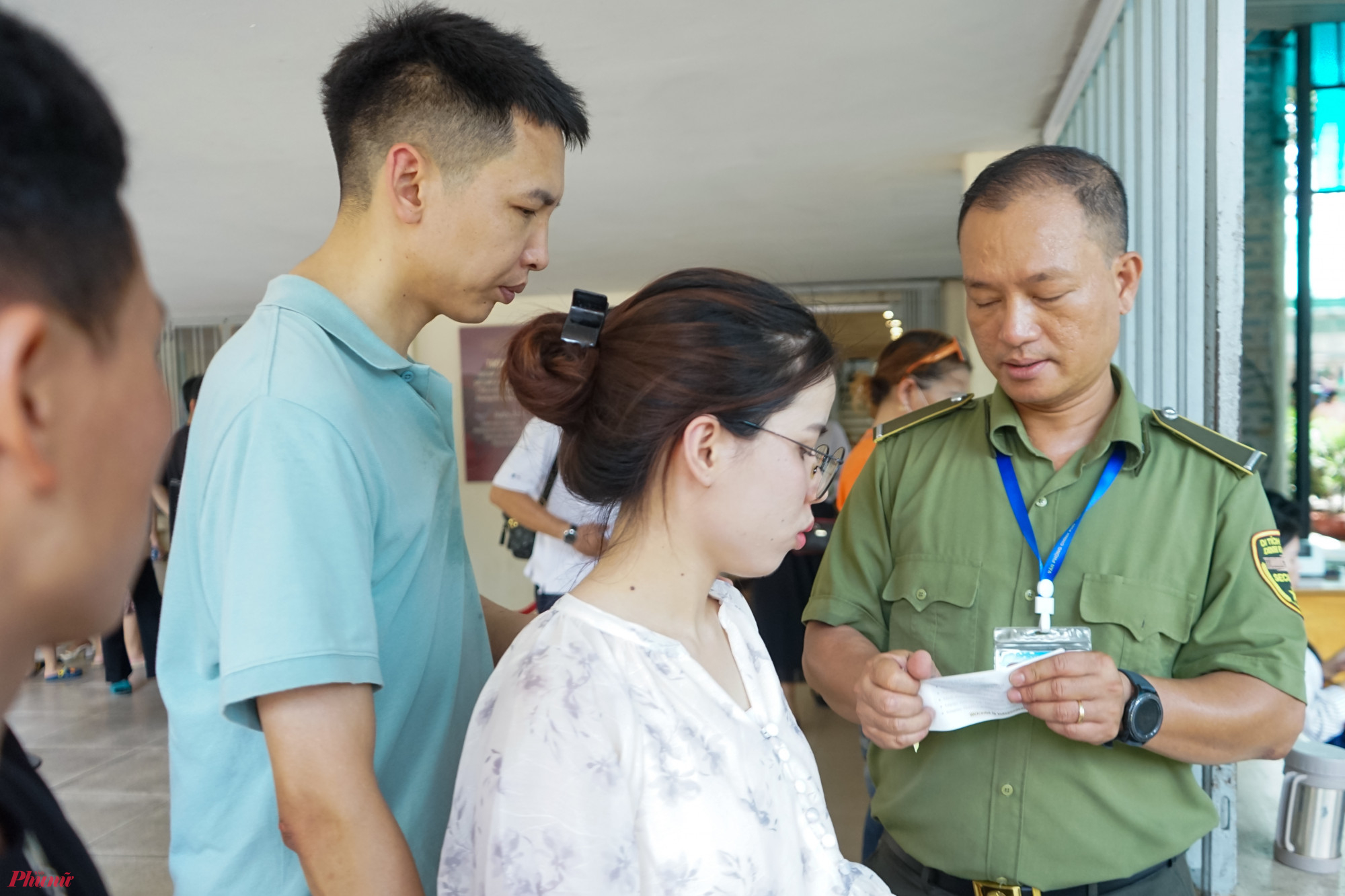 Tại khu vực cổng ra vào Dinh Thống Nhất, lực lượng bảo vệ đã phải vất vả điều phối hướng dẫn cho du khách vào tham quan theo đúng như quy định của khu di tích.Đây là địa điểm du lịch hấp dẫn gắn liền với sự kiện 30/4 vì là đích đến cuối cùng của quân giải phóng trước khi hai miền Nam Bắc thống nhất..