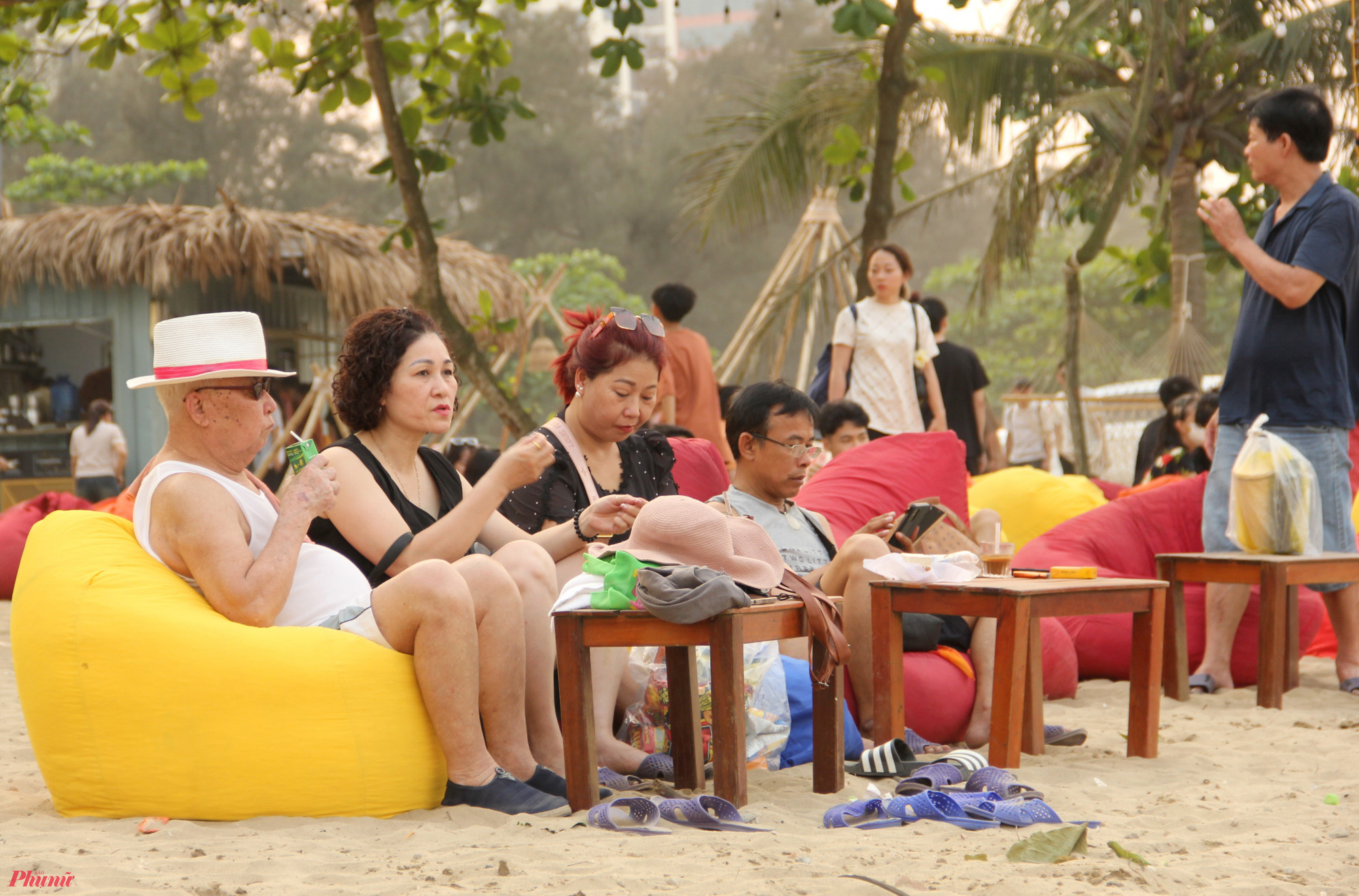 Theo nhiều du khách, bãi biển Cửa Lò năm nay khá thông thoáng và gần gũi hơn khi hơn 200 ki ốt buôn bán ở phía đông đường Bình Minh - chắn ngang lối xuống bãi tắm được giải tỏa.
