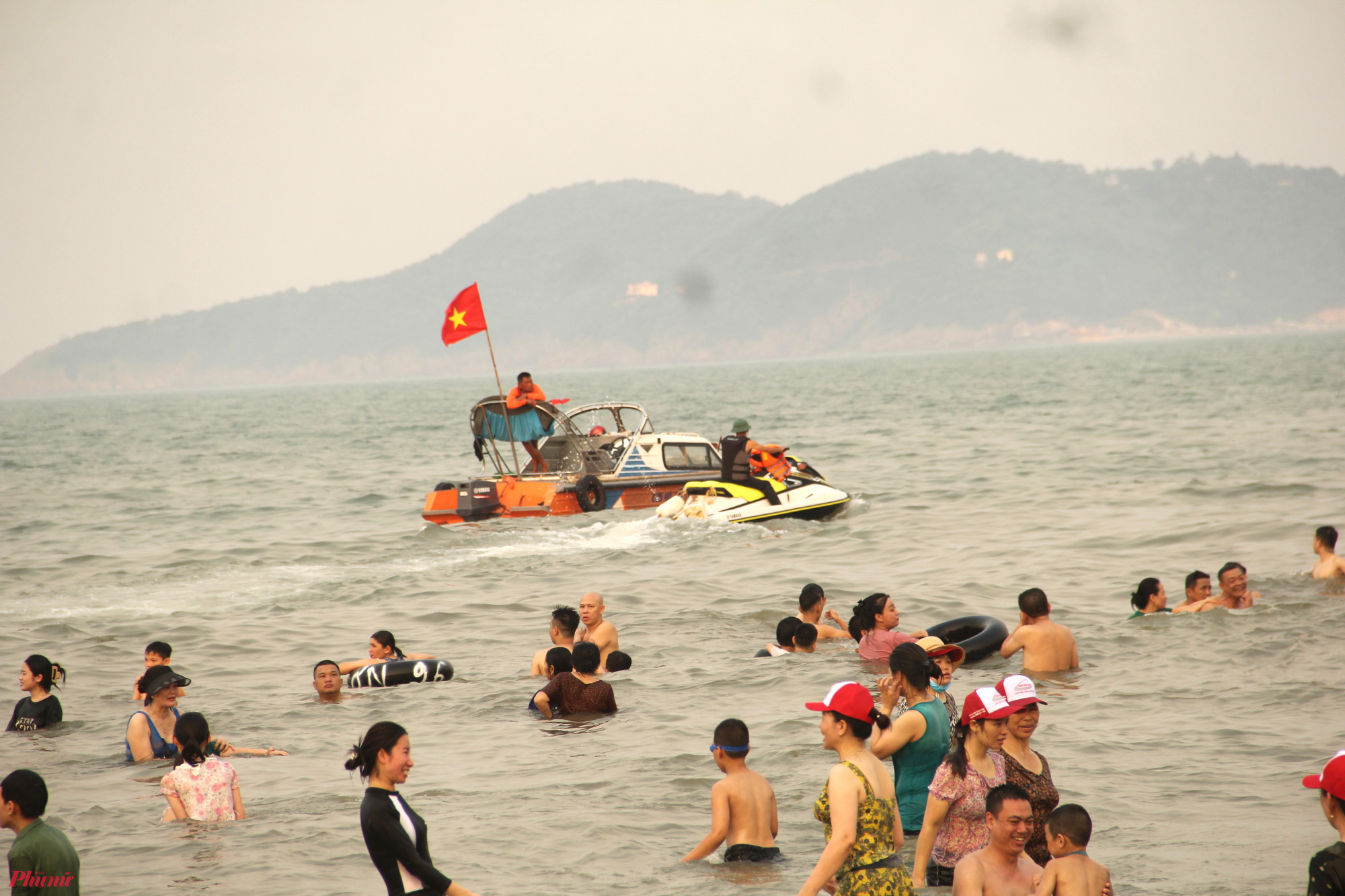 Lực lượng chức năng luôn túc trực, nhắc nhở nhiều du khách bơi xa ra vùng nước nguy hiểm; sẵn sàng ứng cứu khi có sự cố nhằm đảm bảo an toàn cho du khách tắm biển.