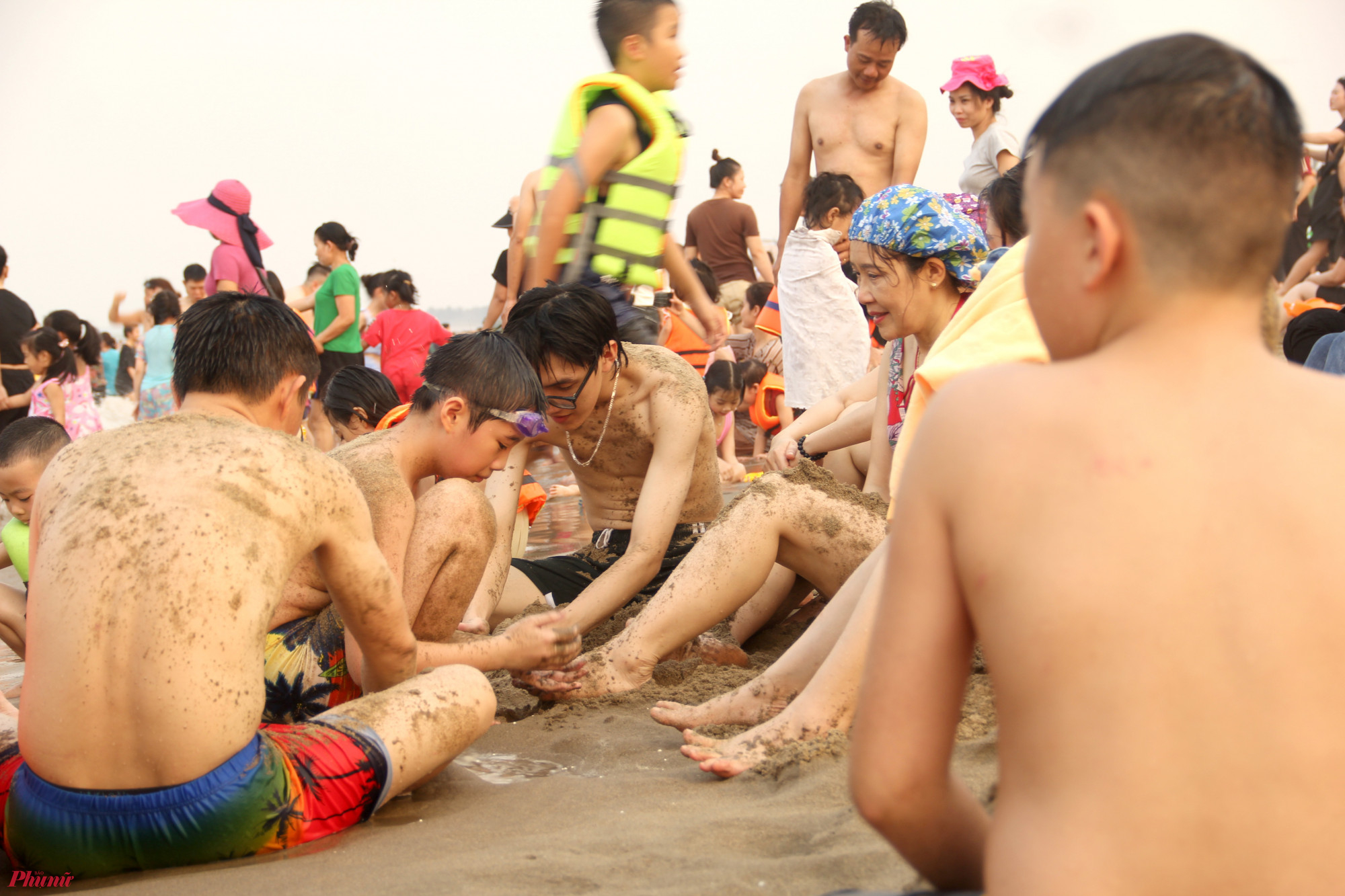Nhiều đoạn bãi tắm ken đặc người, du khách phải chen chân từng chút một để có không gian ngồi nghỉ, chơi cát…