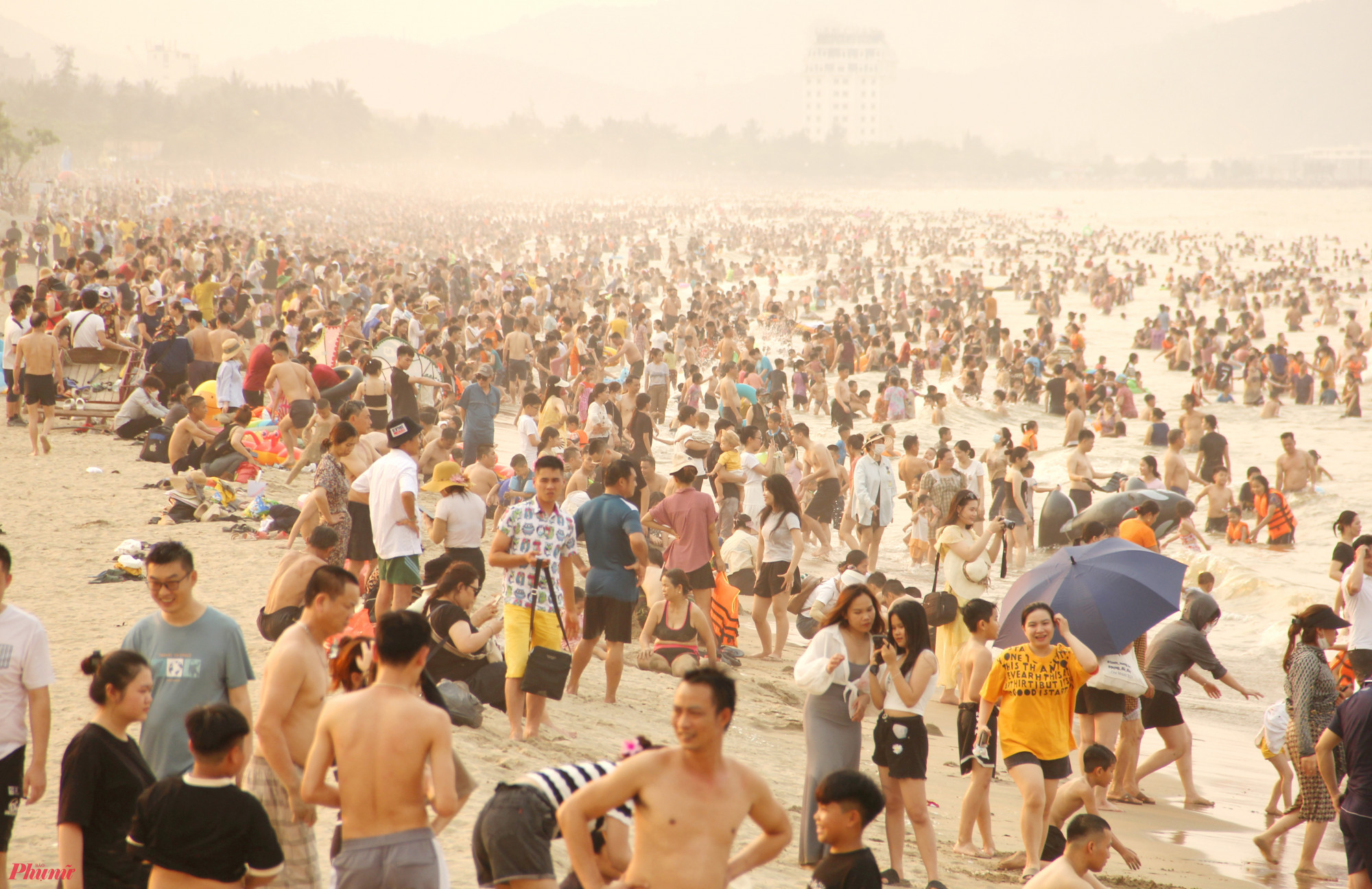 Ông Hoàng Thanh Sơn - Trưởng phòng Văn hóa và thông tin thị xã Cửa Lò - cho biết, trong 4 ngày nghỉ lễ vừa qua, trung bình mỗi ngày Cửa Lò đón hơn 40.000 lượt khách. Dự kiến dịp nghỉ lễ này Cửa Lò đón hơn 200.000 lượt khách, trong đó có hơn 90.000 lượt khách lưu trú, vượt kế hoạch 150.000 lượt khách du lịch đề ra trước đó. “Năm nay có nhiều điều kiện thuận lợi nên khách về Cửa Lò rất đông, khách lưu trú cũng nhiều, tăng hơn 30% so với dịp lễ năm ngoái” - ông Sơn nói.