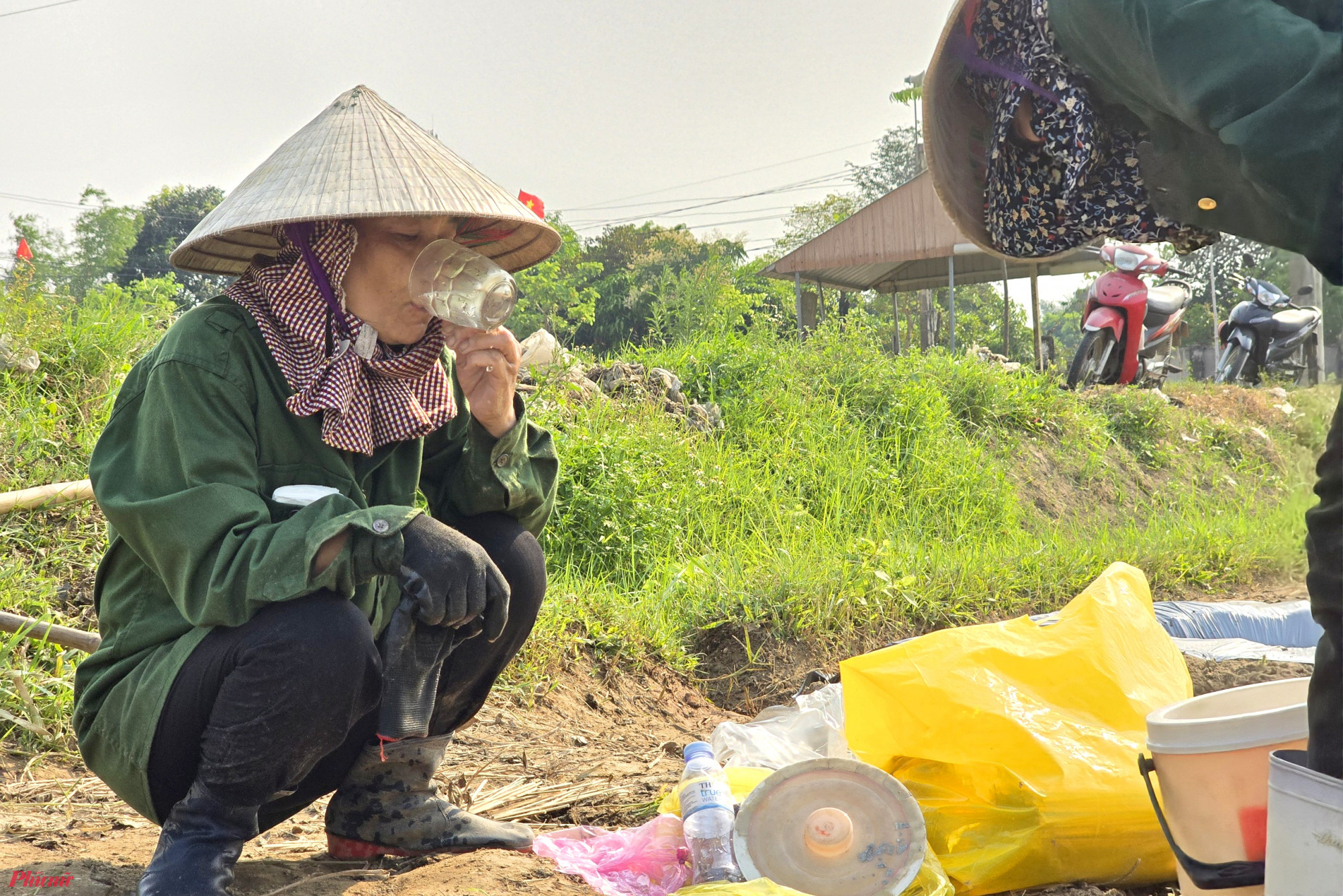 Làm việc trong thời tiết nắng nóng, người dân phải mang đủ loại nước giải nhiệt, đá lạnh để giải khát.